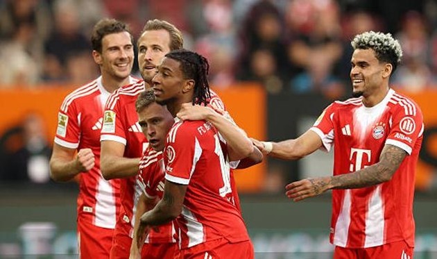 Bayern Munich nhọc nhằn vượt qua Augsburg trên sân khách.