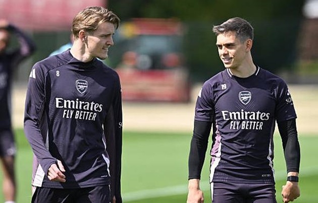 Martin Odegaard và Leandro Trossard trở lại ở trận đấu với Liverpool.
