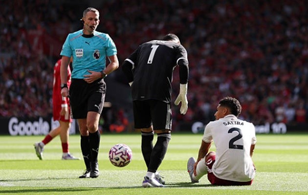 Saliba dính chấn thương.