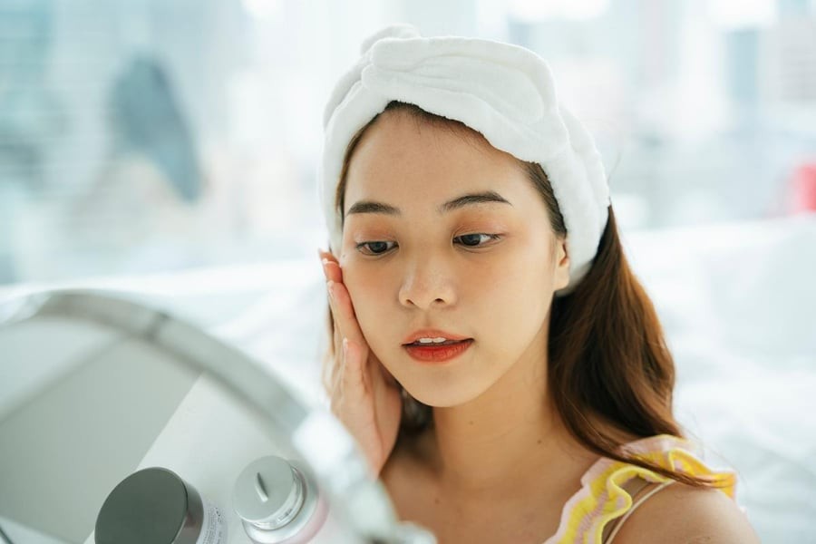 Kem nền che phủ quá kỹ thường khiến da bí bách trong thời tiết oi ả, đồng thời làm gương mặt trông nặng nề hơn. 