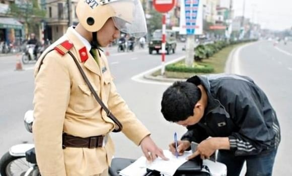 Lập 01 bộ hồ sơ, nộp cho cơ sở đào tạo bằng hình thức trực tiếp, qua bưu chính hoặc trên môi trường điện tử.