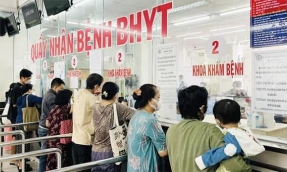 Điểm d, Khoản 1, Điều 22 Luật BHYT nêu rõ: người tham gia BHYT đủ 5 năm liên tục trở lên và có số tiền cùng chi trả chi phí khám chữa bệnh trong năm lớn hơn 6 lần mức lương cơ sở sẽ được quỹ bảo hiểm chi trả 100%.
