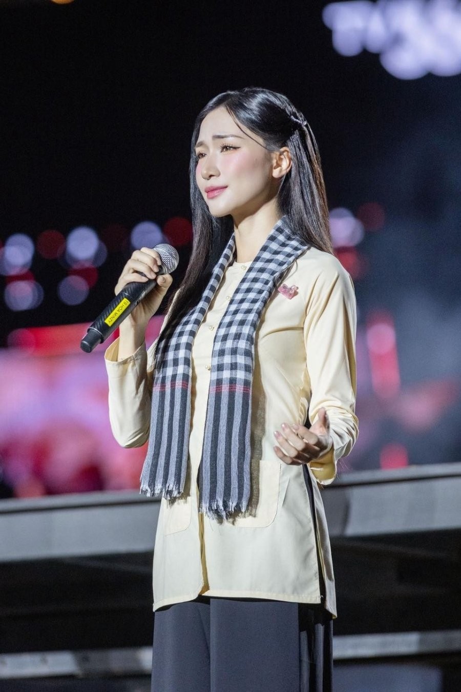 Hòa Minzy (phải) bức xúc khi nhiều trang tin so sánh cô với Mỹ Tâm.