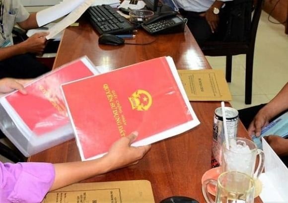 Chọn mục “Dịch vụ công trực tuyến”, nhập tên thủ tục cần thực hiện vào ô tra cứu và nhấn “Tìm kiếm”.