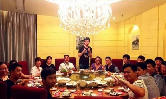 Ngay từ thời đi học, họ đã ít hòa đồng, không tham gia nhiều hoạt động chung và cũng không giữ liên lạc với bạn bè sau khi ra trường.