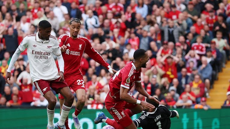 Đại chiến trên sân Anfield không có bàn thắng cho đến gần cuối trận.