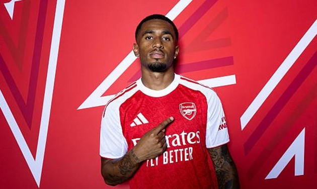 Reiss Nelson chuẩn bị tới Brentford.