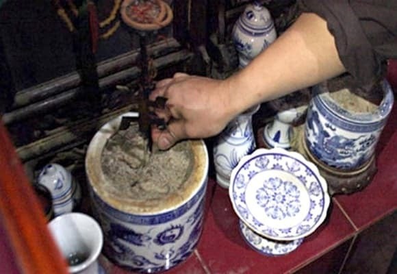 Hãy thay cát bằng tro sạch, tốt nhất là tro nếp làm từ rơm hoặc trấu.