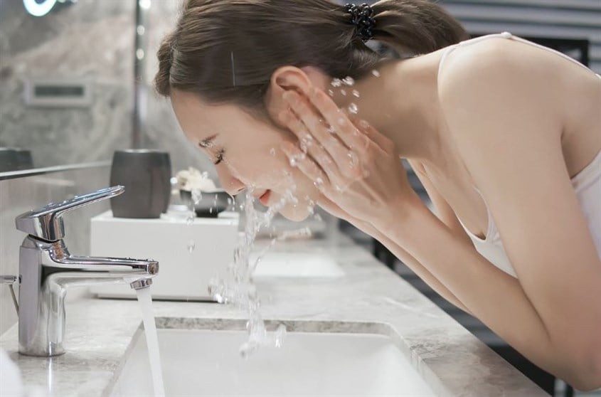 Sau cả ngày tiếp xúc với khói bụi, ô nhiễm, lớp trang điểm và bã nhờn tích tụ, da cần được rửa sạch để có thể tái tạo trong lúc ngủ