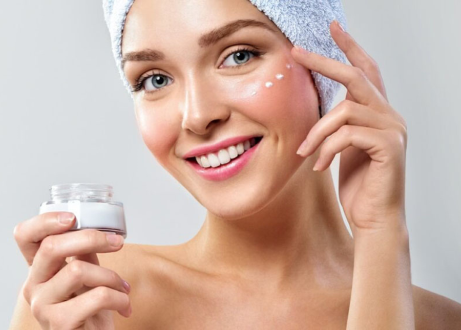 Nếu một loại serum hay kem dưỡng quá nặng cho da mặt, bạn có thể tận dụng chúng cho vùng cổ, da tay hoặc ngực.