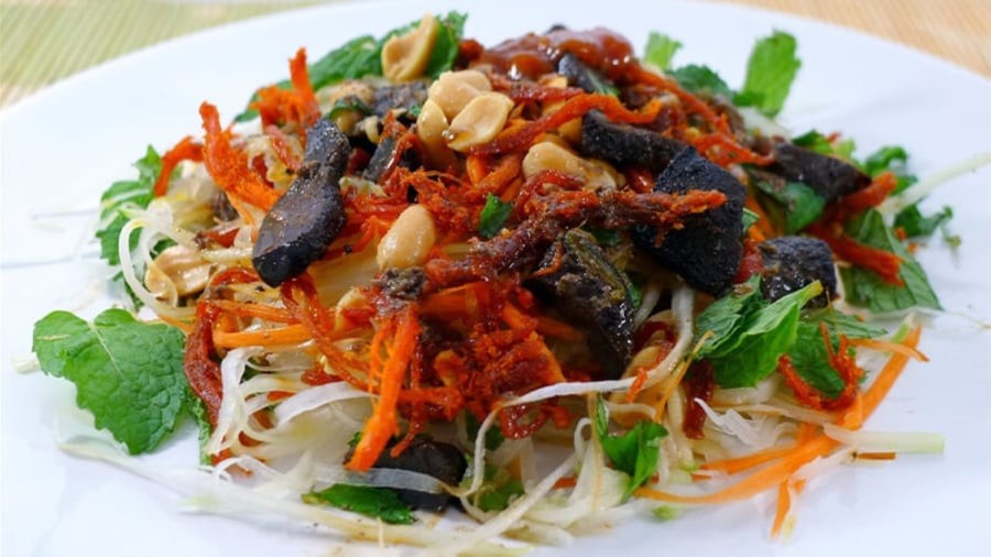 Nộm bò khô được rất nhiều du khách yêu thích