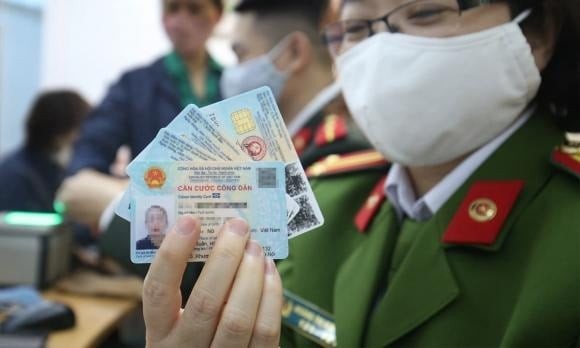 Giữ thẻ căn cước, giấy chứng nhận căn cước không đúng quy định.