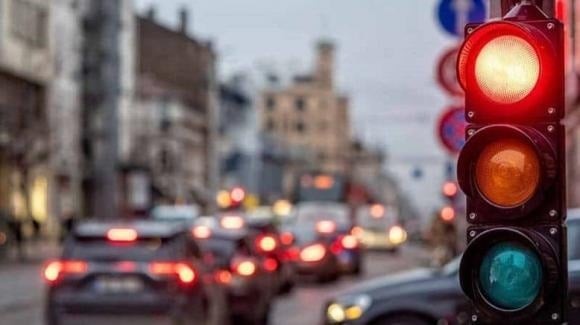 Theo khoản 4 Điều 11 Luật Trật tự an toàn giao thông đường bộ 2024, tín hiệu đèn giao thông gồm ba màu: xanh, vàng, đỏ, có thể hiển thị thời gian hoặc không.