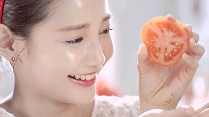 Hỗn hợp này mang đến hiệu quả cao trong việc làm sáng da và cải thiện các đốm tàn nhang.