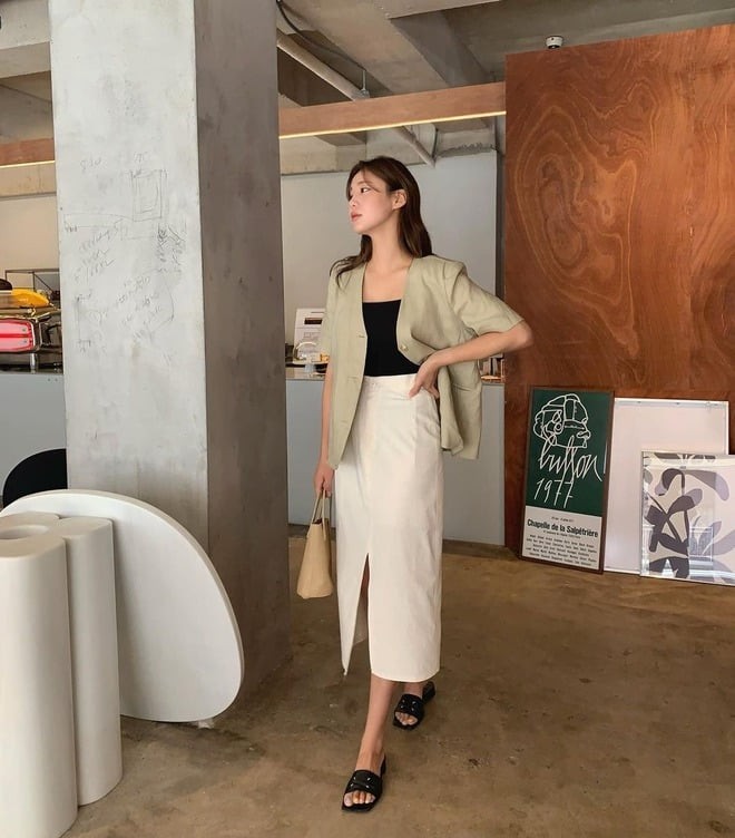 Váy xẻ tà thường mang đến sự mềm mại, uyển chuyển, đồng thời tạo cảm giác thanh thoát