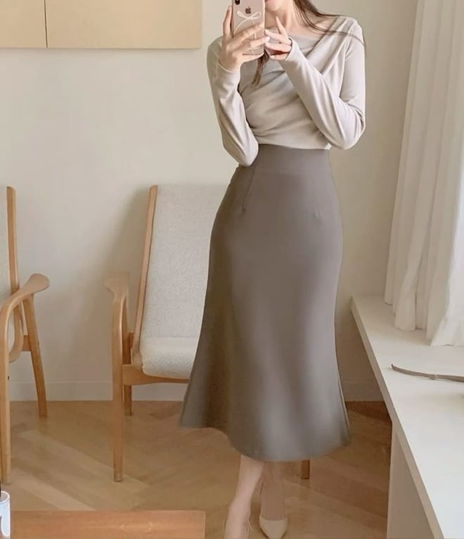 Thiết kế ôm gọn phần hông và đùi, sau đó loe nhẹ ở gối giúp vóc dáng cân đối và đôi chân thêm dài