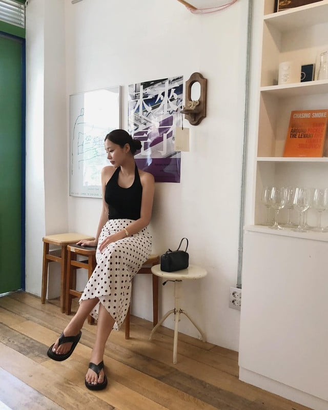 Họa tiết chấm bi đang rất hot và chân váy suông chấm bi bản nhỏ đem đến ấn tượng về sự sang trọng, cổ điển nhưng không kém phần nữ tính