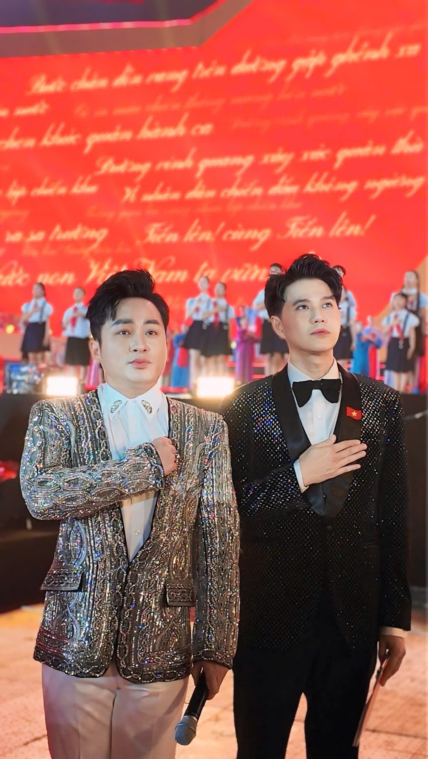 Concert Quốc Gia Đặc Biệt- Tung Duong Vũ Mạnh Cường Hát Quốc Ca trong Hậu Trường 1