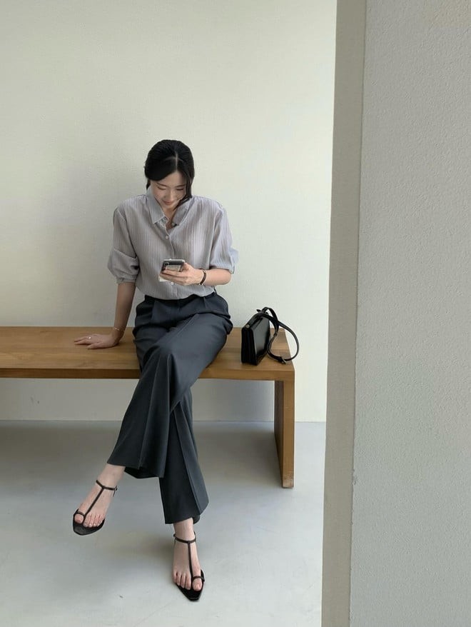 Nếu muốn nhanh chóng có ngay outfit chuẩn công sở, hãy nghĩ đến áo sơ mi và quần âu.