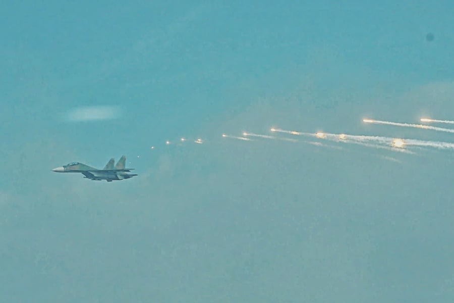 Tiêm kích SU-30MK2 thả pháo sáng trên bầu trời Thủ đô. (Ảnh: Lao động)
