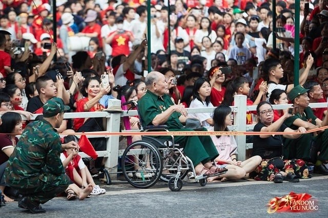Người dân vô cùng hào hức chờ đợi các đoàn diễu binh, diễu hành trên khắp các tuyến phố. (Ảnh: doisongphapluat/nguoiduatin)