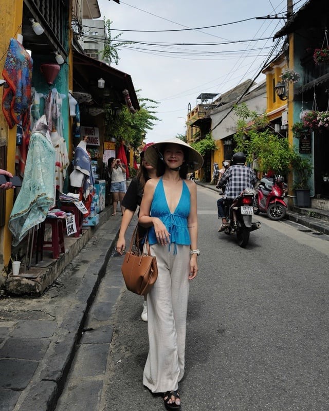 Đây là công thức đơn giản nhưng hiệu quả, tôn lên nét quyến rũ nhẹ nhàng mà không kém phần tươi trẻ