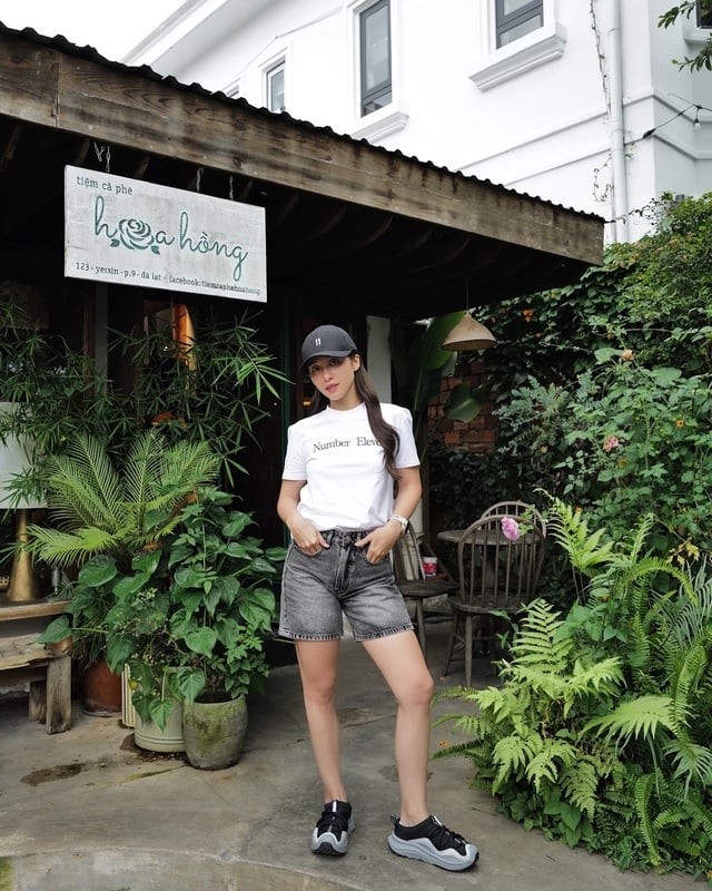 Cô cũng không quên khai thác nét cá tính với combo áo thun trắng phối quần short denim đen. 