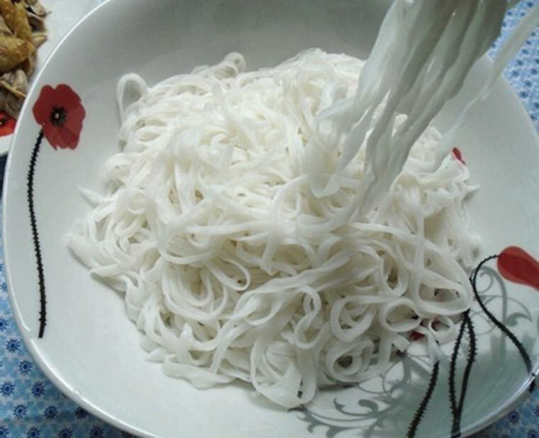 Bánh phở tươi trần qua nước sôi