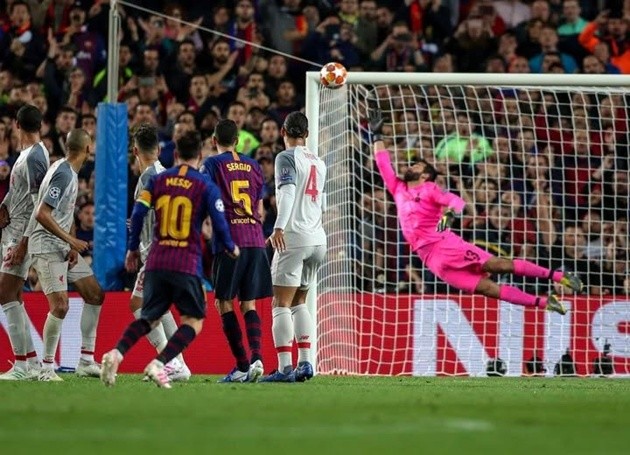 Messi đã không cho thủ môn Alisson cơ hội cản phá với cú sút phạt siêu phẩm.