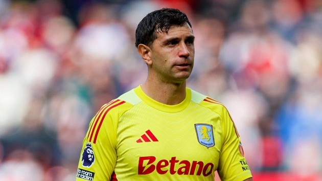 Thủ thành người Argentina đã tìm mọi cách để rời Aston Villa nhưng bất thành.