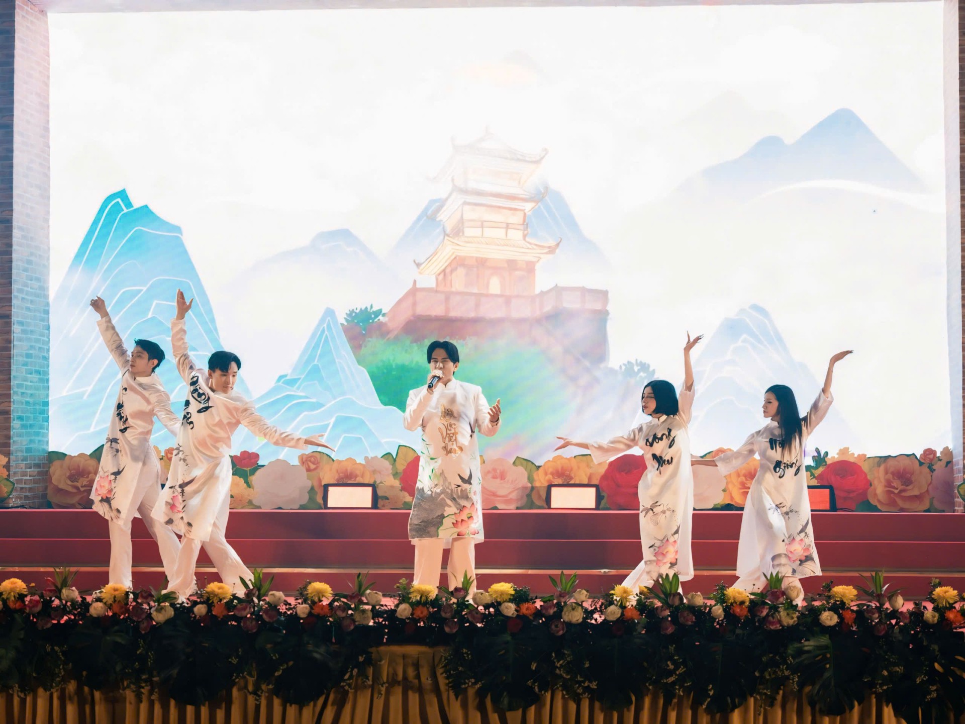 Thông qua ca khúc này, Đan Trường mong muốn được ca ngợi sự giàu đẹp của tiếng Việt.
