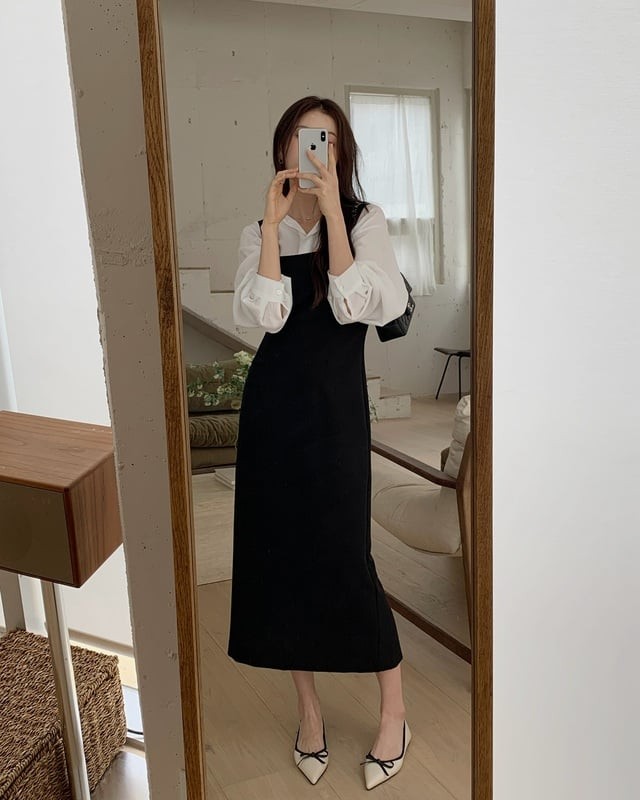 Cuối cùng, combo sơ mi trắng kết hợp với váy gile chính là lựa chọn không bao giờ lỗi mốt.