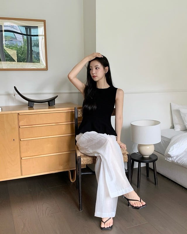 Với những ai theo đuổi phong cách nữ tính, áo gile dáng peplum đi cùng quần âu trắng chắc chắn là sự lựa chọn lý tưởng.