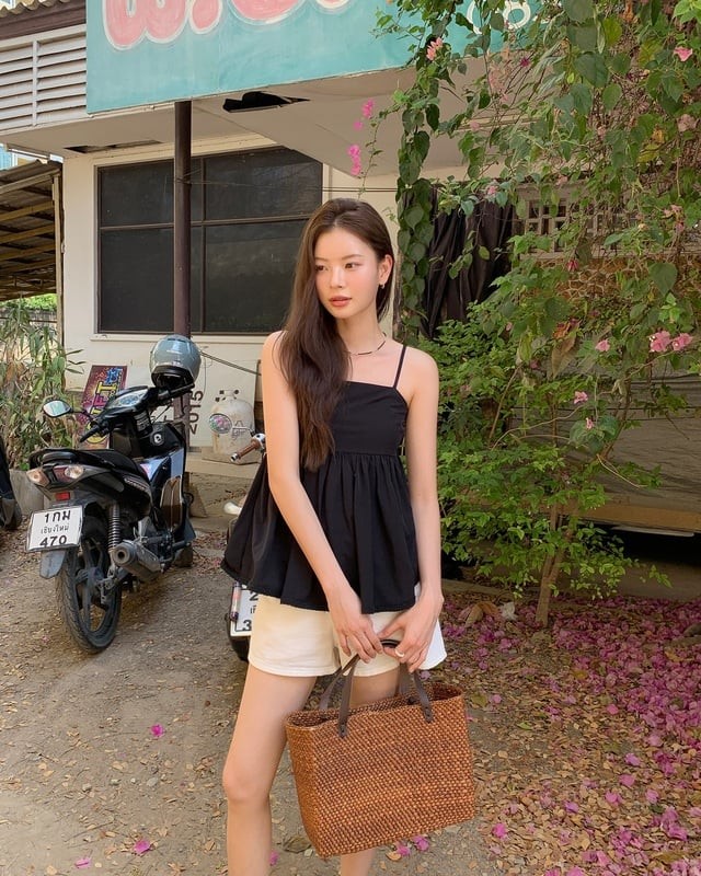 Điểm cộng của set đồ là dễ biến hóa với giày bệt năng động hoặc sandal dây mảnh nữ tính.