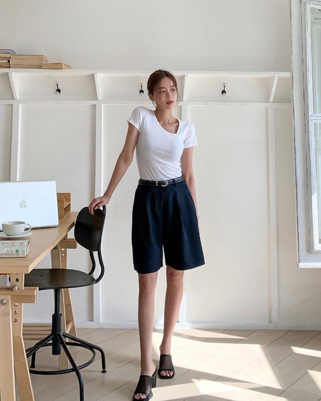 Khi đi cùng mule cao gót, tổng thể trang phục trở nên trẻ trung, cá tính nhưng vẫn đảm bảo sự thanh lịch