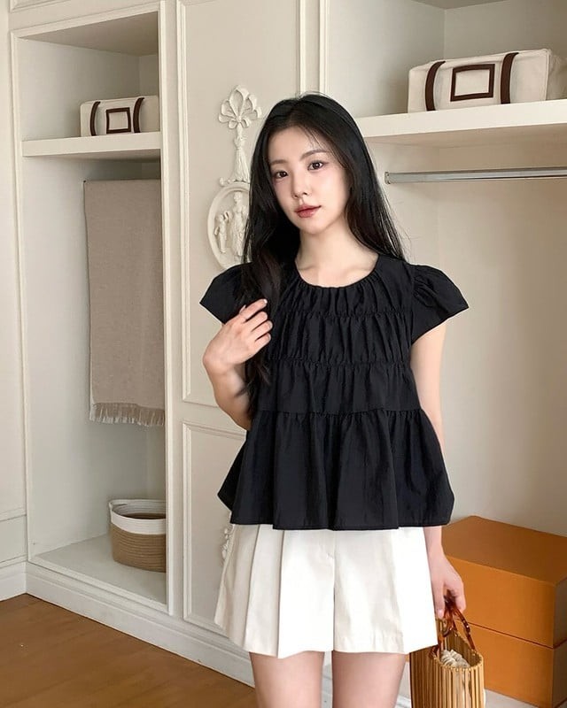 Tương tự, áo blouse đen khi kết hợp cùng quần short đứng dáng mang lại sự nhẹ nhàng và nữ tính.