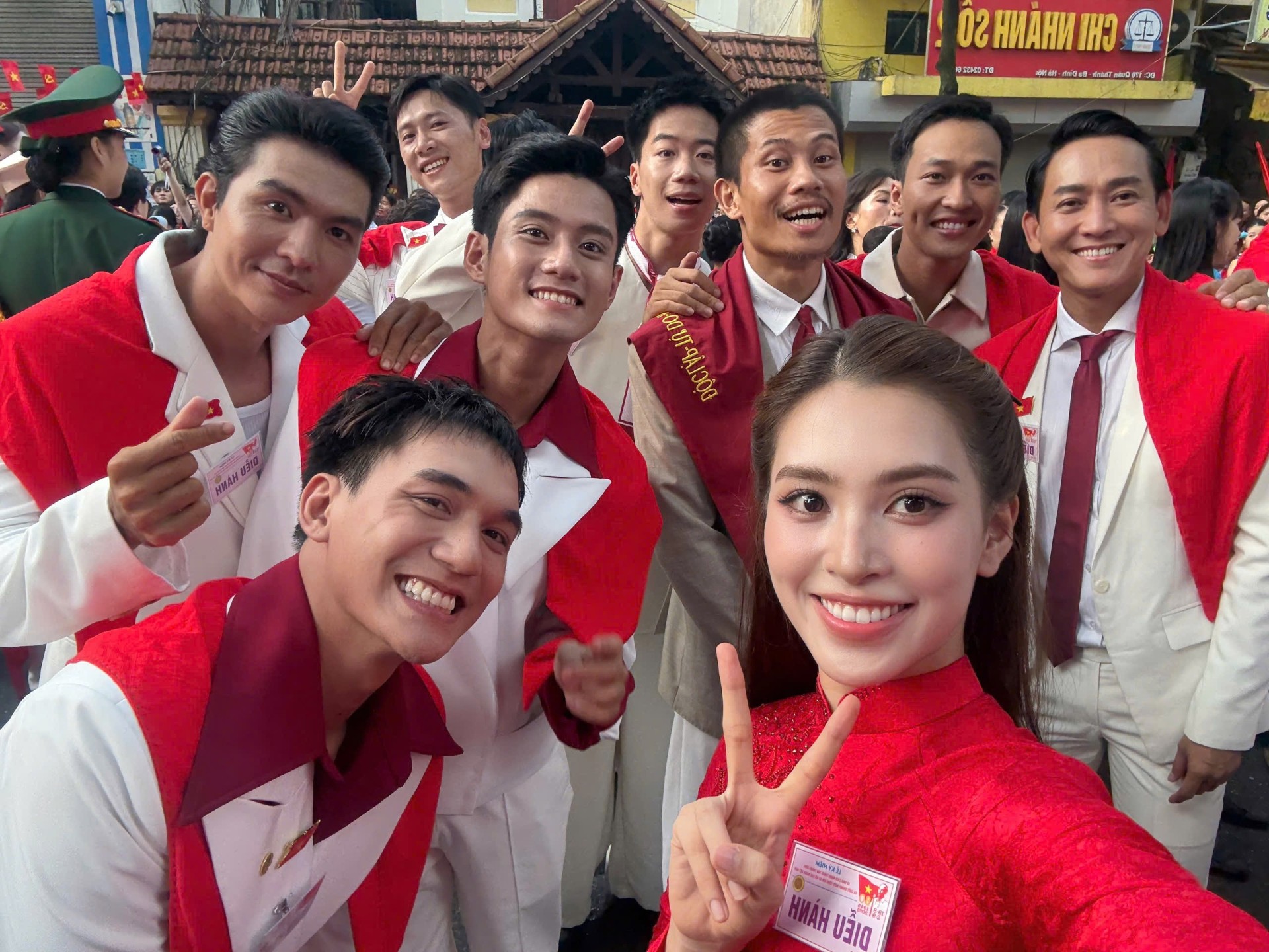 Hoa hậu Tiểu Vy cùng dàn khách mời đặc biệt tại buổi lễ.