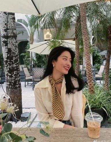 Ở khía cạnh ứng dụng hàng ngày, khăn lụa có nhiều cách buộc đơn giản nhưng hiệu quả.