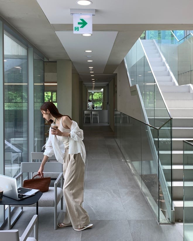Tông màu be chưa bao giờ mất đi sức hút, và với thiết kế ống rộng, sự kết hợp này càng trở nên hoàn hảo.
