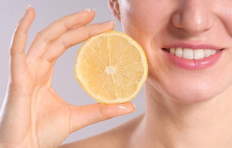 Nước chanh có tính axit nhẹ, giúp loại bỏ mảng bám và khiến răng sáng hơn