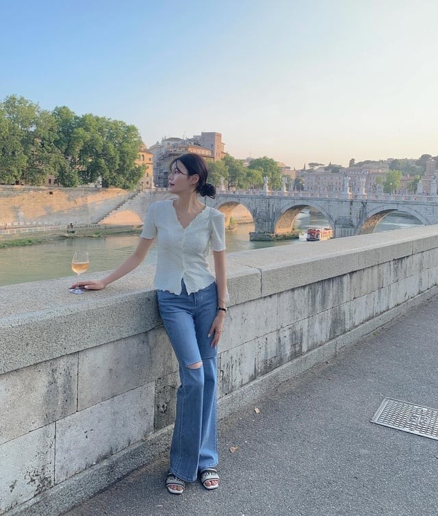 Áo trắng viền lượn sóng đi với quần jeans ống vẩy mang lại vẻ yêu kiều