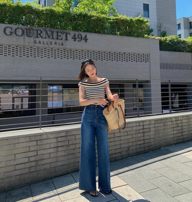 Combo áo kẻ ngang cổ thuyền và quần jeans ống suông cho phong cách trẻ trung, năng động.
