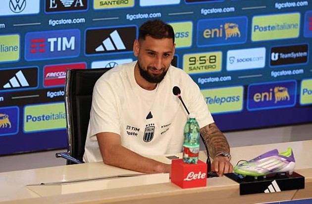 Gianluigi Donnarumma khẳng định anh sẽ cải thiện khả năng chơi bóng bằng chân.