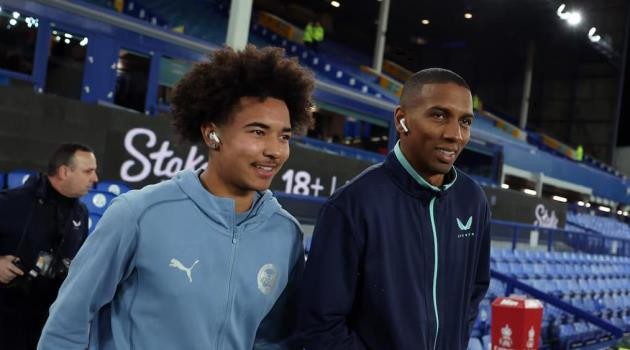 Cha con Ashley Young có thể sát cánh bên nhau?
