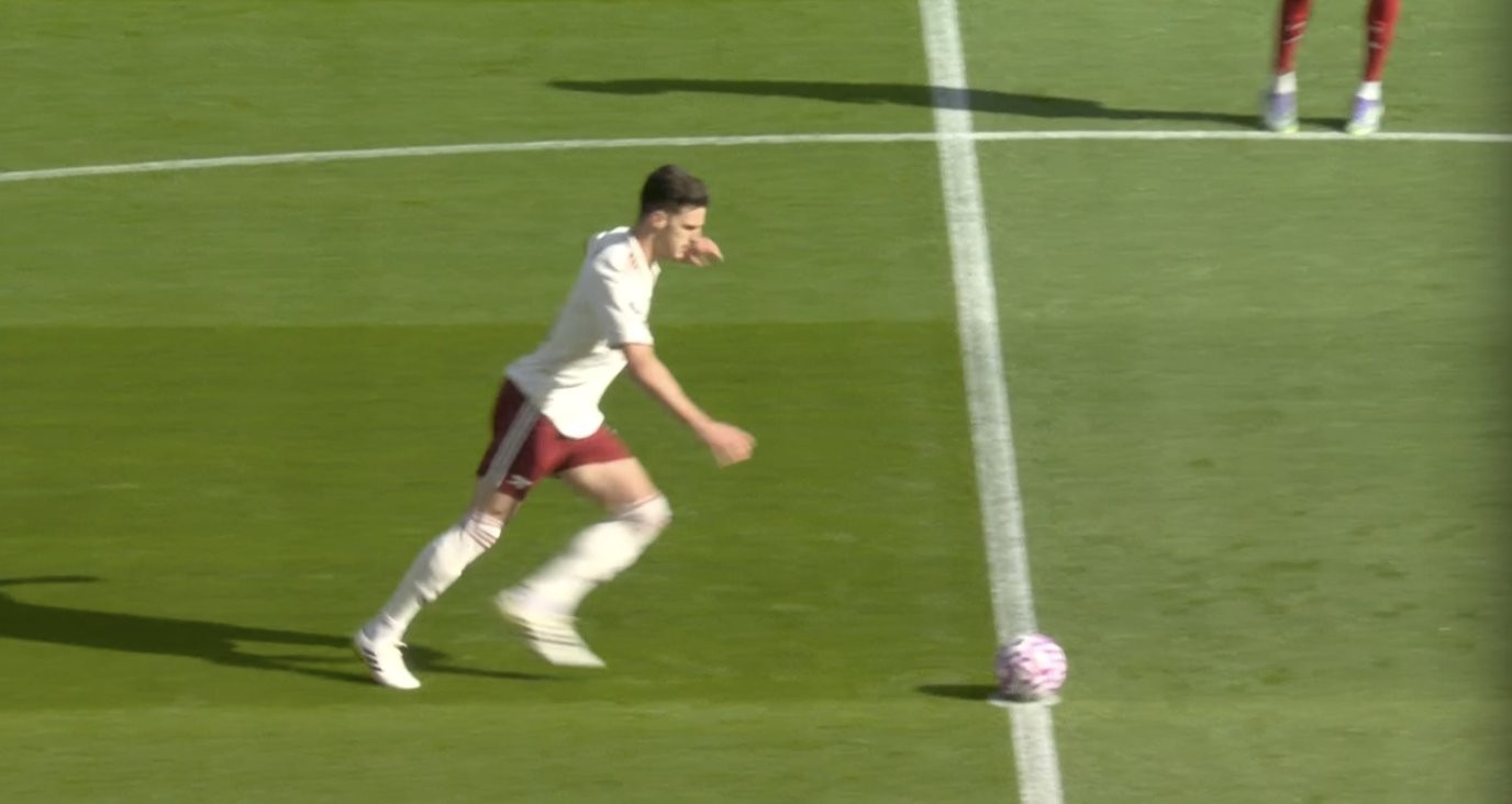 Arsenal sử dụng chiến thuật sút bóng ra biên khi giao bóng trong trận đấu với Liverpool