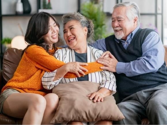 Người ta thường nói “con gái là chiếc áo bông nhỏ” bởi con gái gần gũi, chu đáo và biết quan tâm cha mẹ hơn.