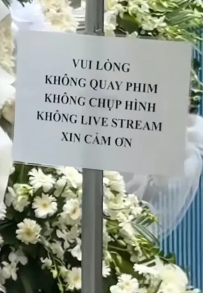Để giữ gìn sự trang nghiêm, người thân cố nghệ sĩ treo bảng thông báo trước lễ tang với nội dung: “Vui lòng không quay phim, không chụp hình, không livestream. Xin cảm ơn”.