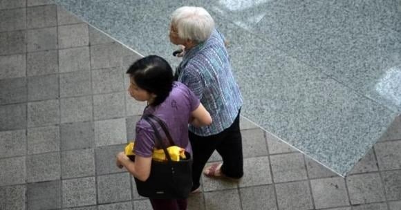 Cha mẹ tuổi cao cần nhiều hỗ trợ trong sinh hoạt, thuốc thang, đi lại bệnh viện.