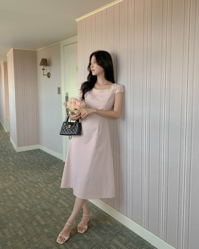 Đối với những cô nàng yêu thích sự nữ tính, váy liền sáng màu là lựa chọn không thể bỏ qua.