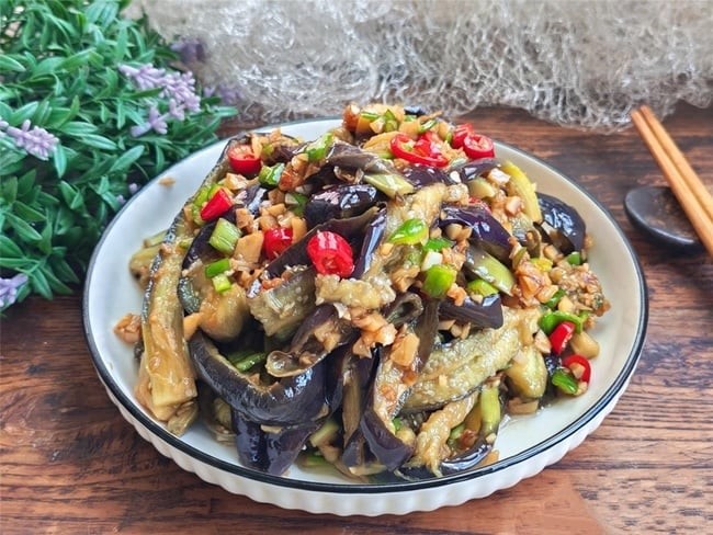 Thành phẩm món cà tím trộn sốt tỏi – món chay thanh đạm nhưng đậm đà, hấp dẫn đến mức ăn kèm cơm nóng là “hết veo” trong tích tắc.